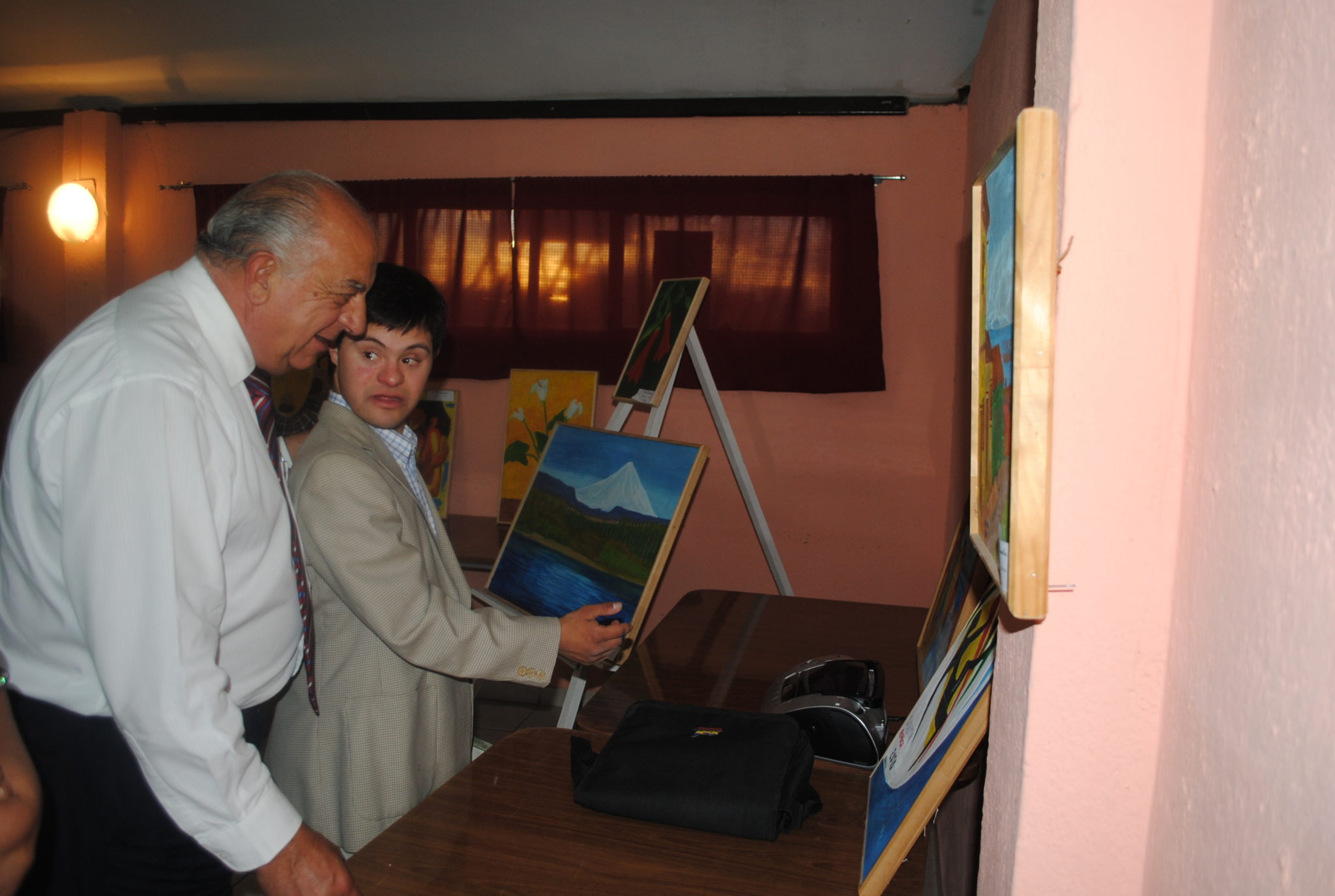 Jóven de 23 años realiza exitosa exposición de arte en Villa Alemana