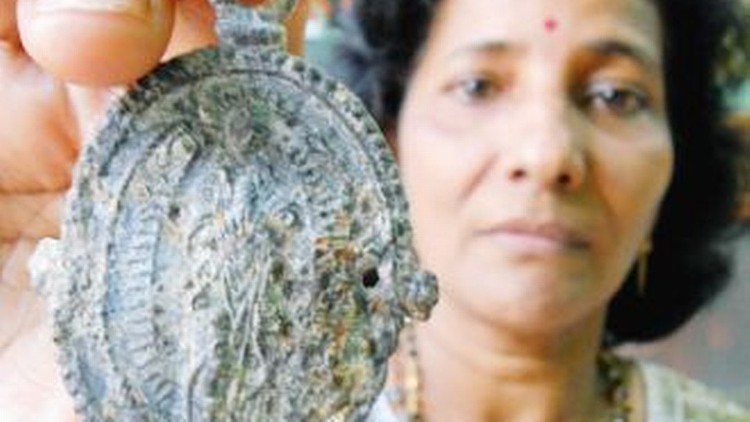 Descubren un medallón del siglo XIII en un tiburón