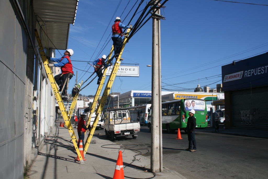 Retiran cableado en desuso en la ciudad de Valparaíso