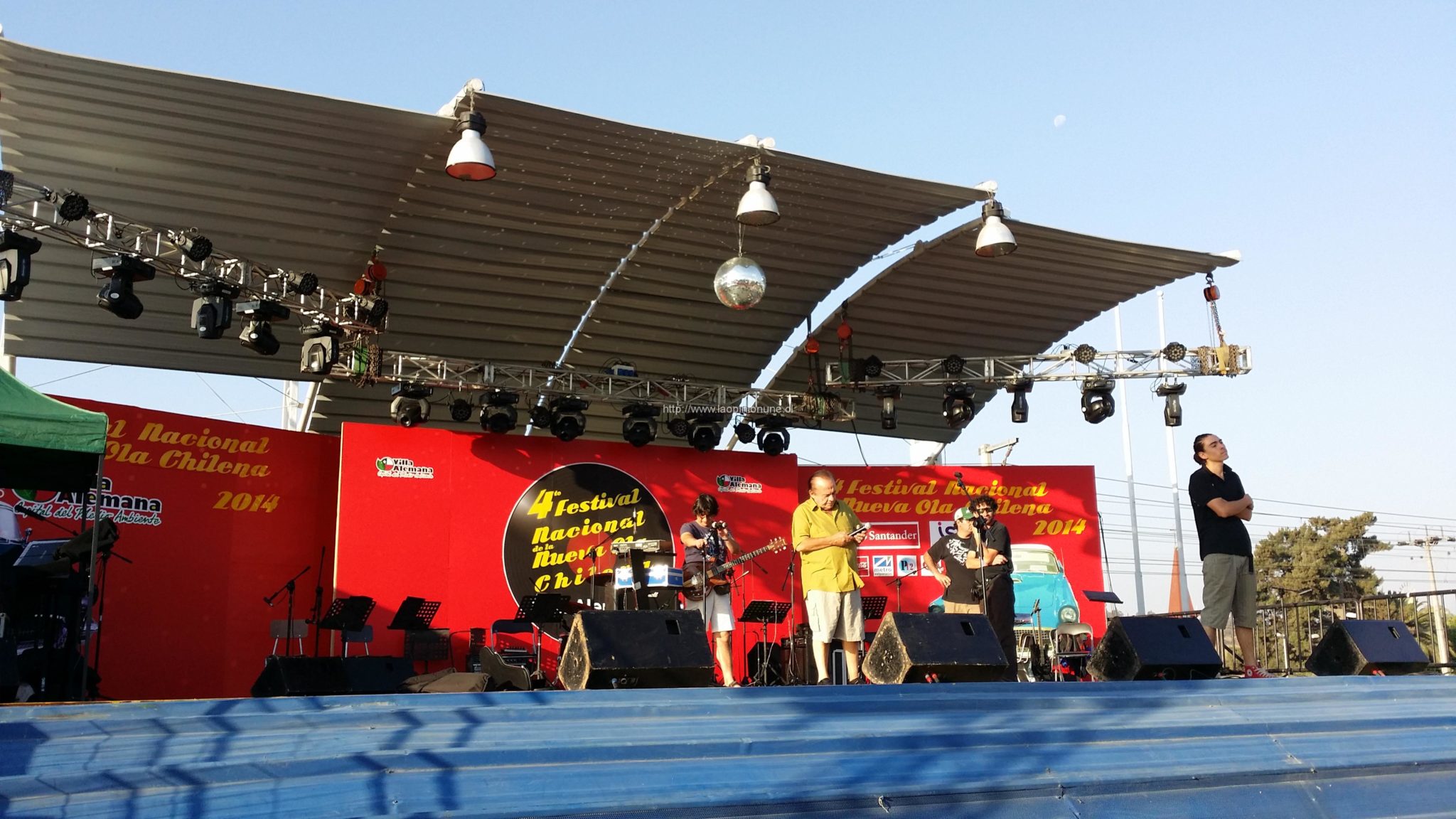 El gran Luis Dimas probando audio para la segunda y última noche del Festival de la Nueva Ola Chilena