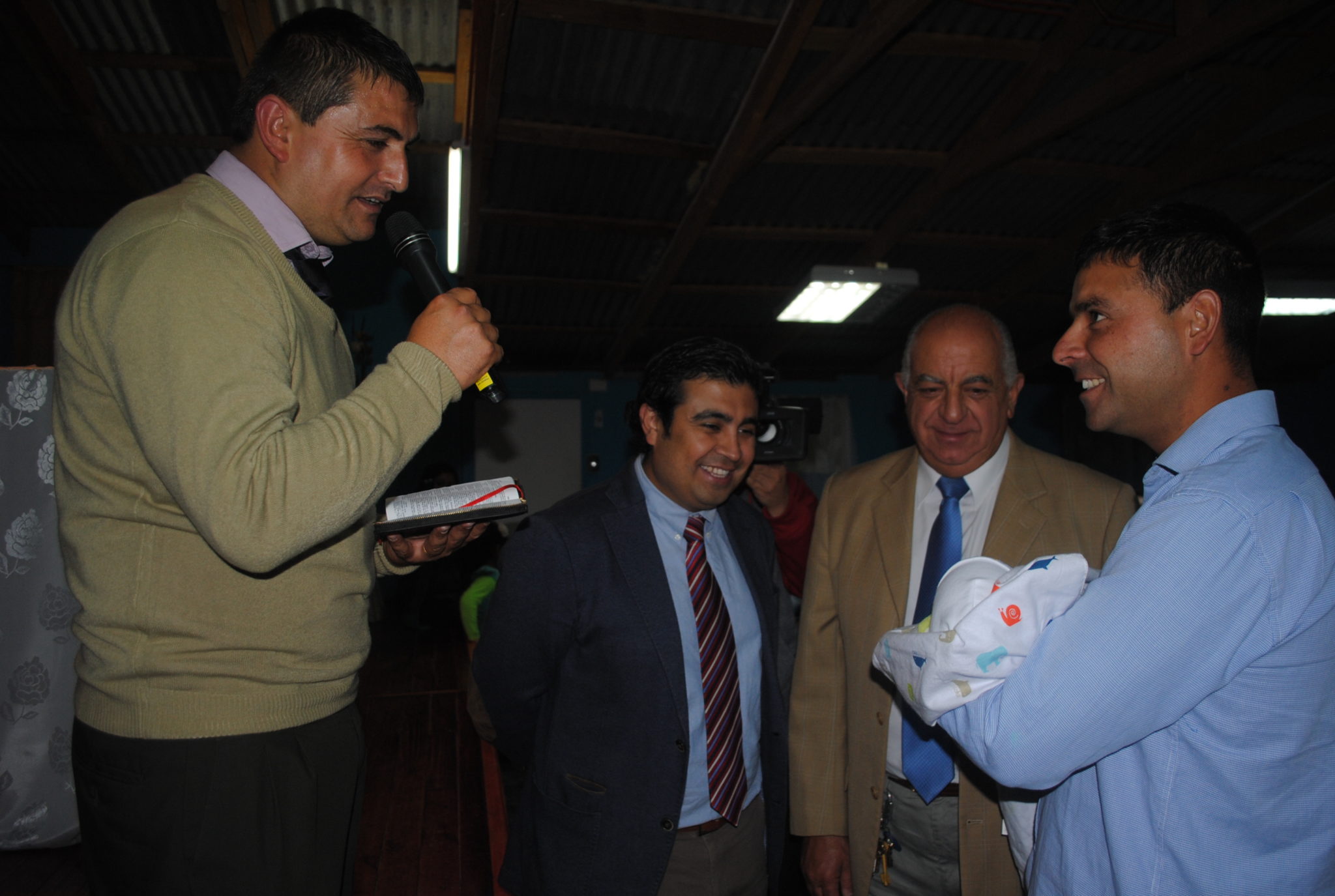 AUTORIDADES BAUTIZAN A BEBE NACIDO EN TAXI