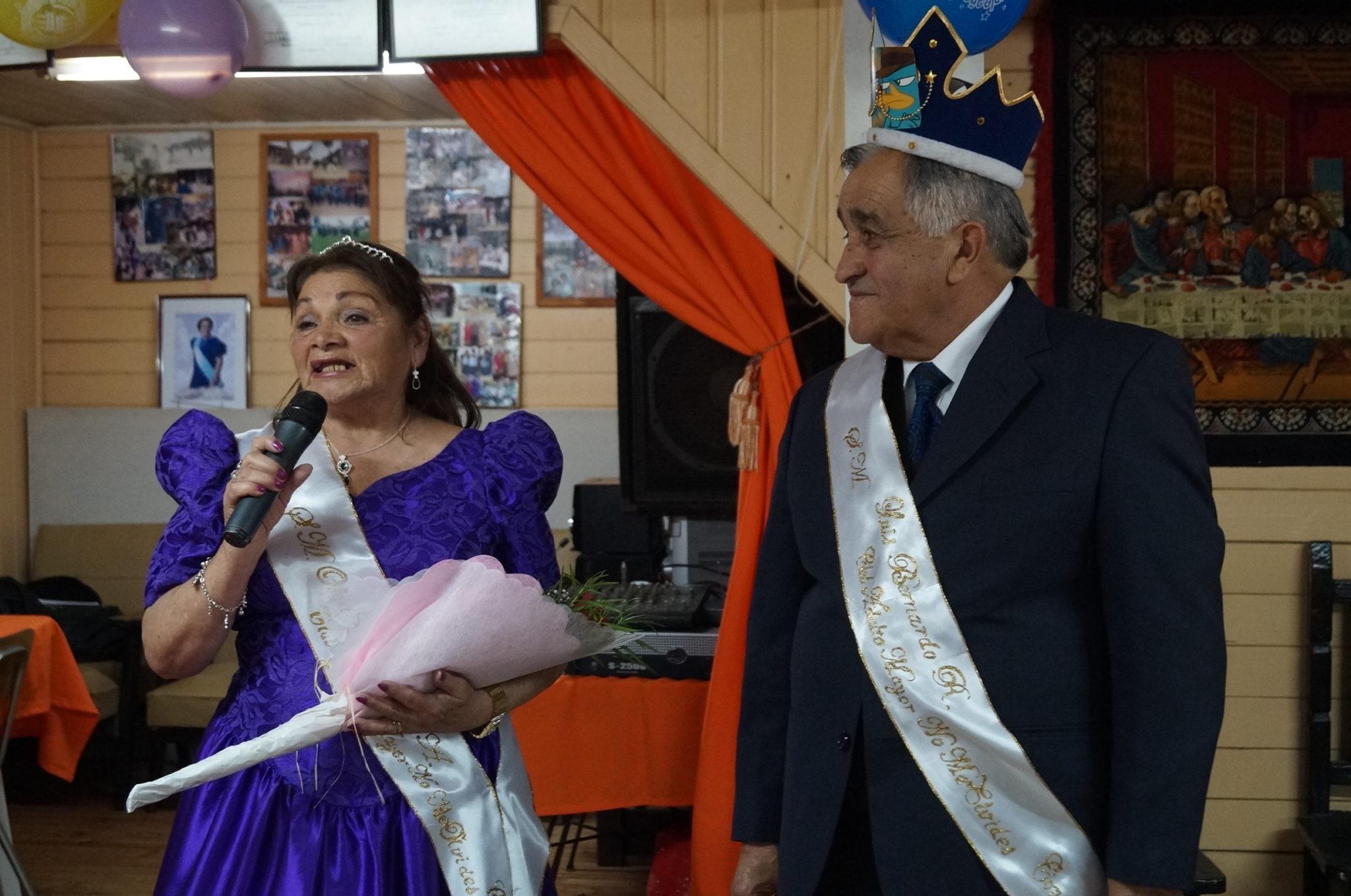 Coronan a Reina y Rey feo de Club de Adulto Mayor en Concón