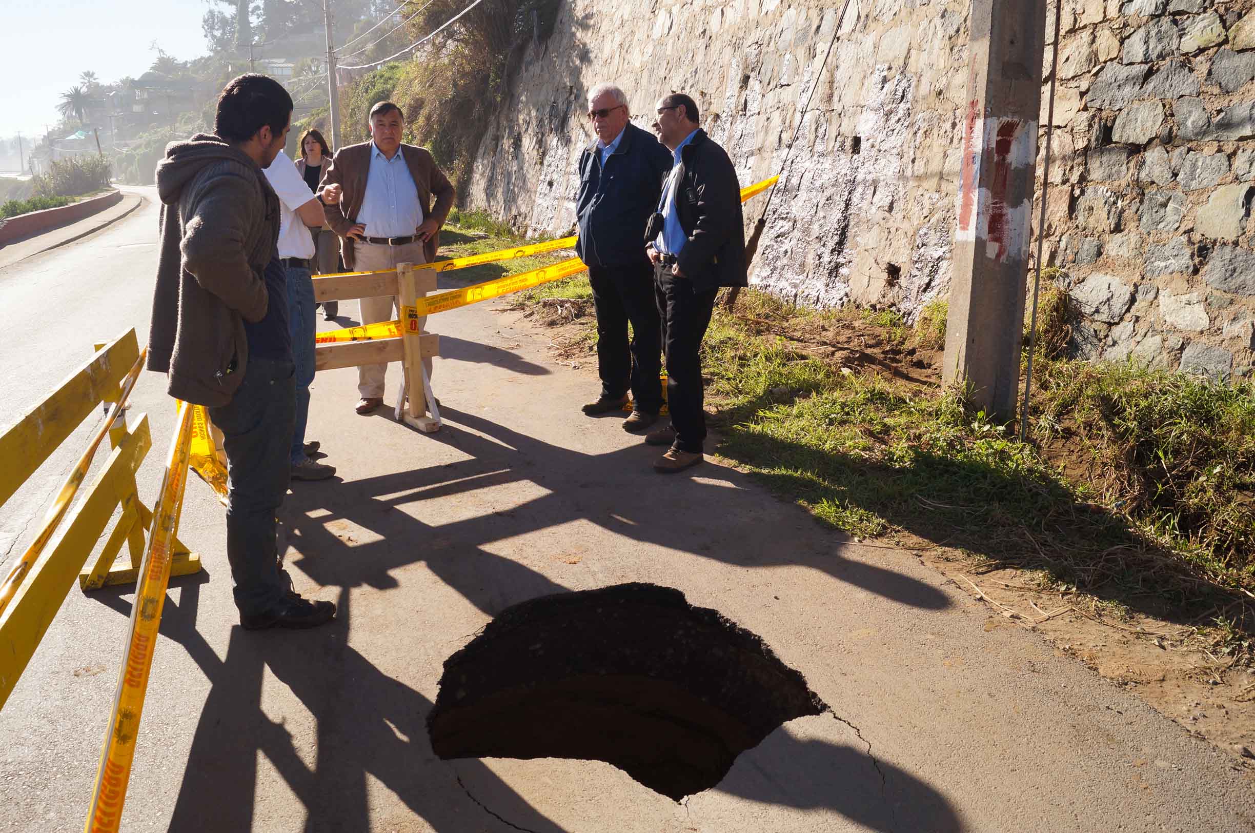 Municipio de Concón reacciona ante socavón en Avenida Borgoño