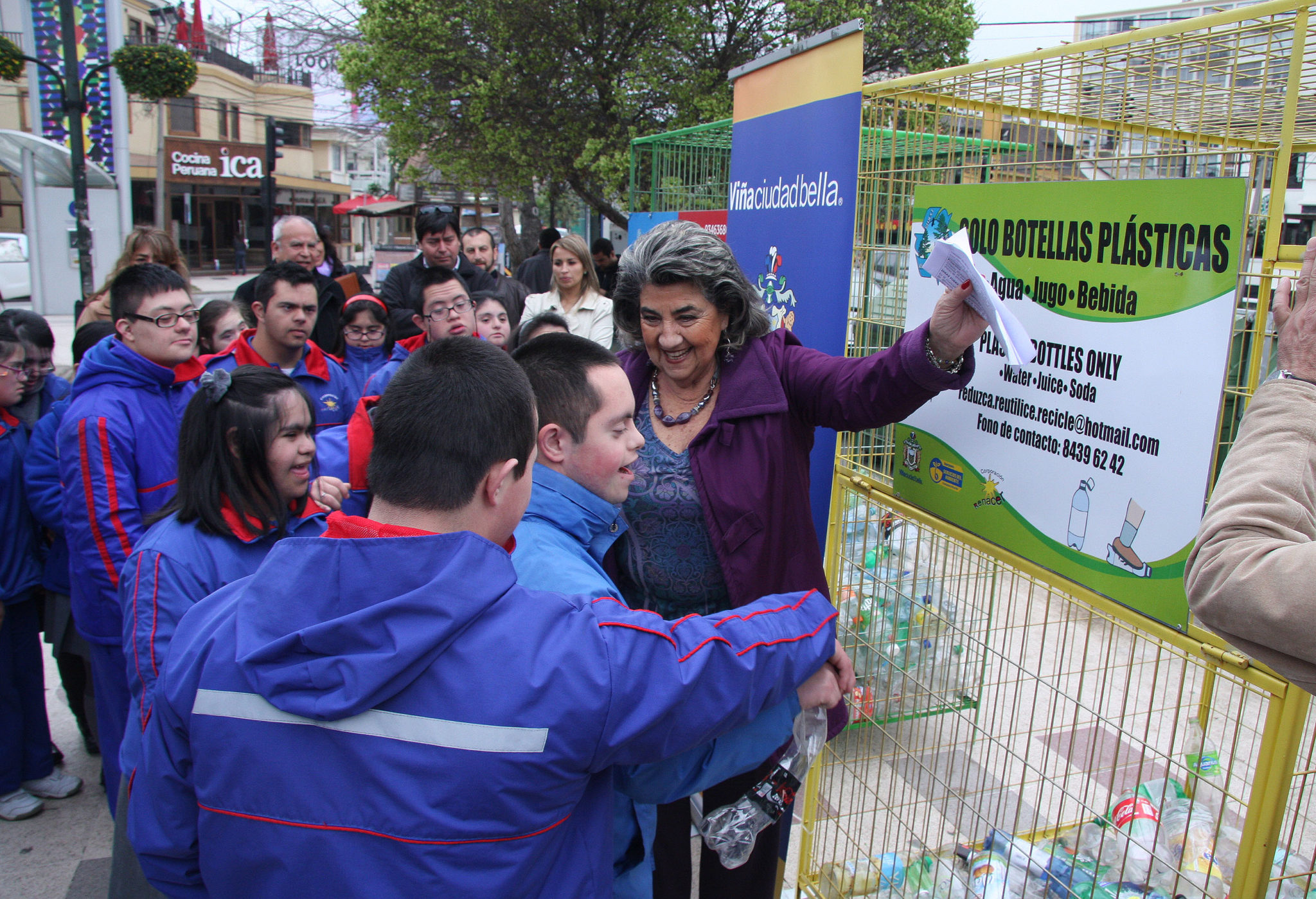 Aumentan contenedores para reciclar botellas plasticas en Viña