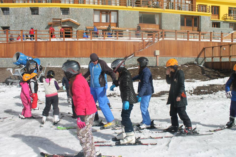 50 niños afectados por incendio en Valparaíso disfrutaron de un Día de Nieve