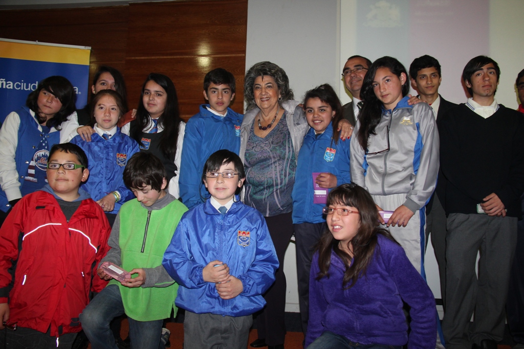 150 niños de Viña del Mar reciben lentes ópticos de Junaeb