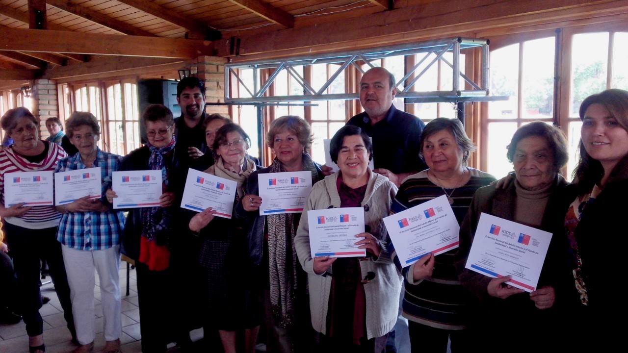 Adultos mayores voluntarios reciben homenaje en Día del Profesor