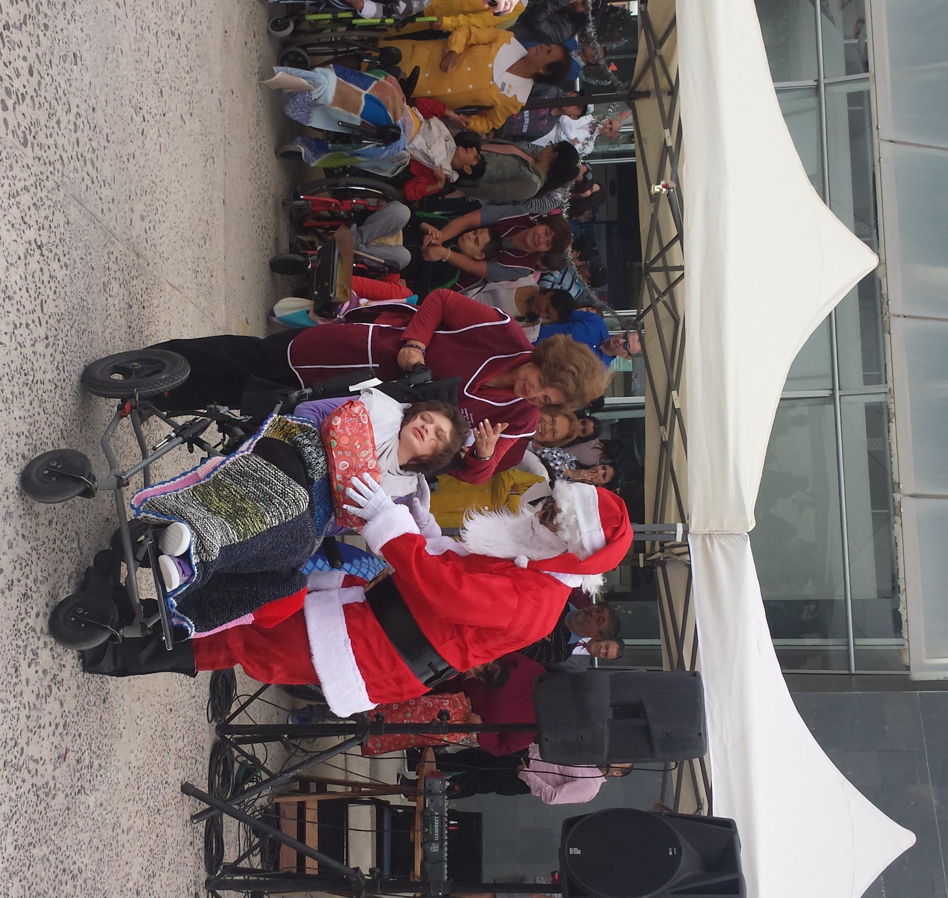 Con el Viejito Pascuero los niños del Sanatorio Marítimo celebraron la Navidad