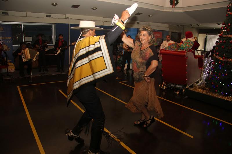 Destacado folclorista viñamarino batió su récord de 1500 cuecas bailadas durante el año.