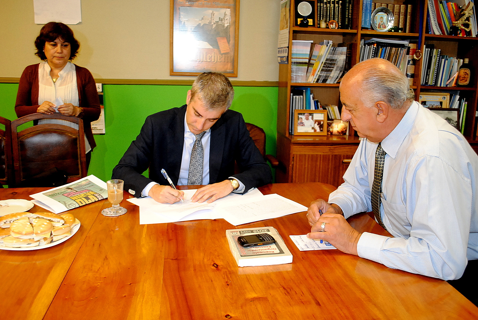 Empresa firma contrato con municipio de Villa Alemana para la construcción del edificio consistorial