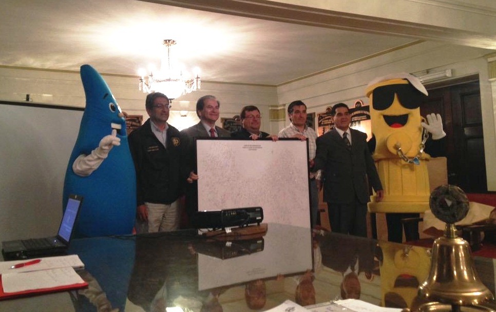 Esval entrega plano actualizado de red de grifos a Cuerpo de Bomberos de Valparaíso