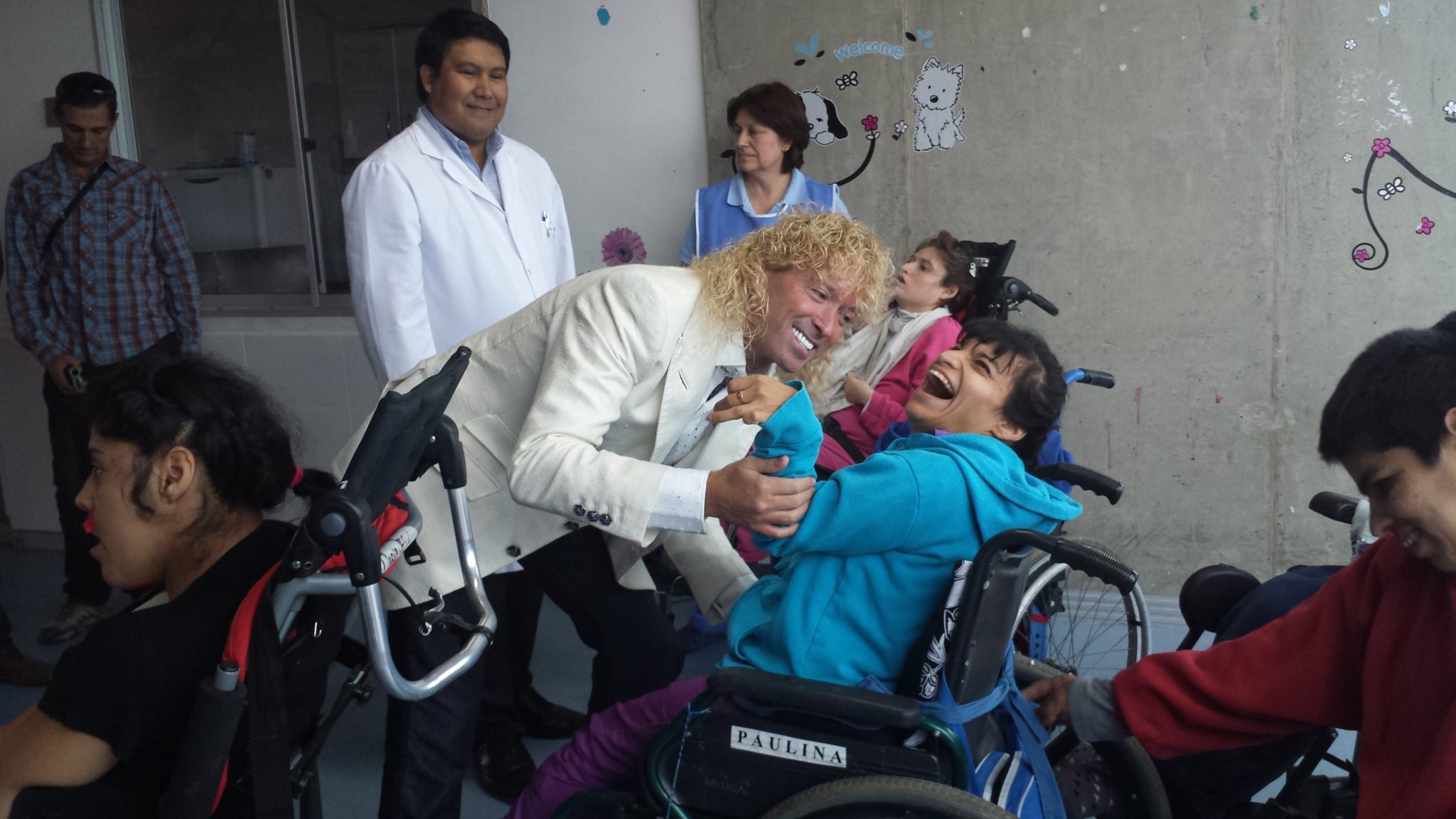 Leonardo Farkas visitó a los niños del Sanatorio Marítimo de Viña del Mar