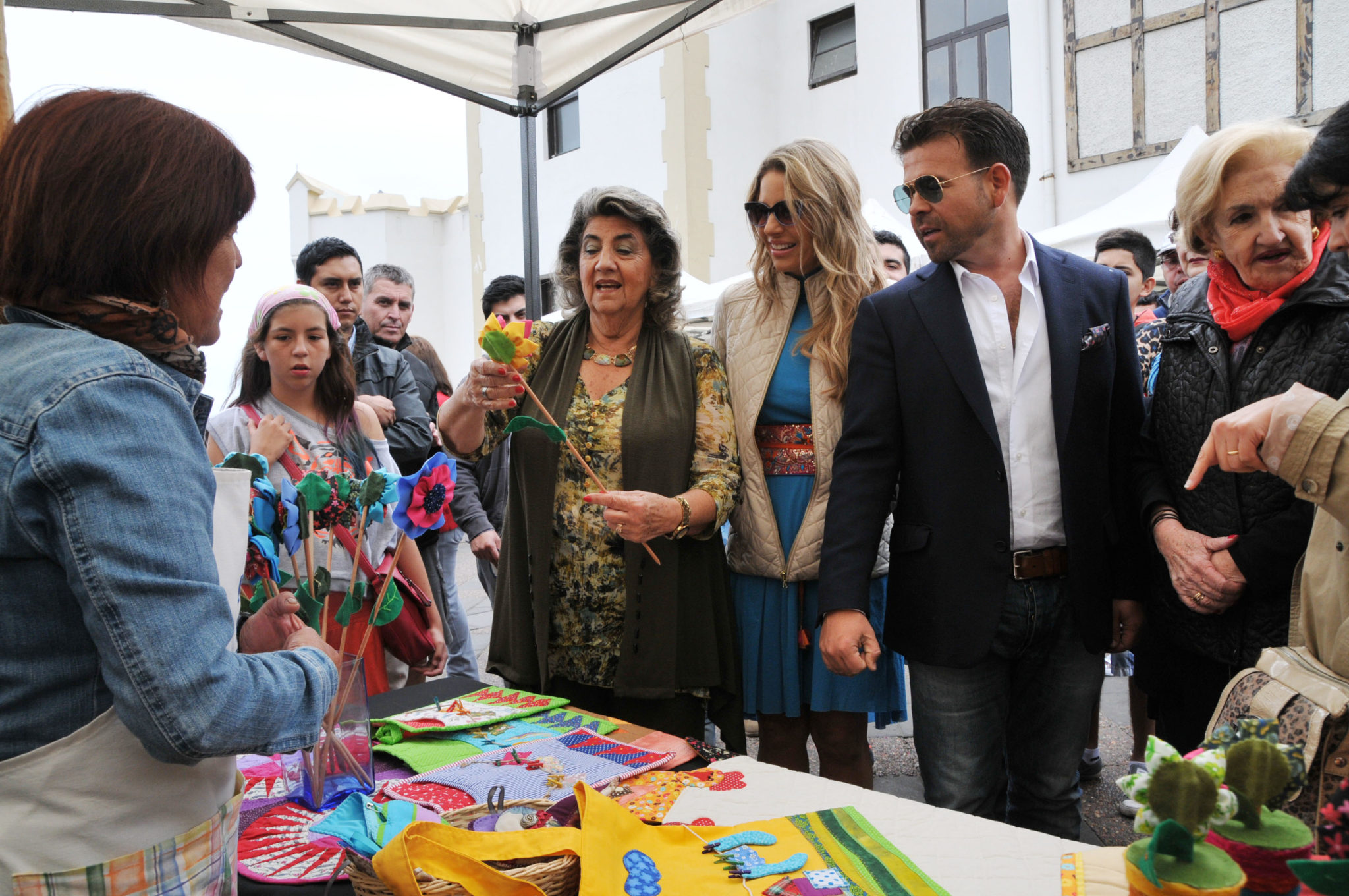 Jurados del Festival visitaron feria de Micro Emprendedores viñamarinos