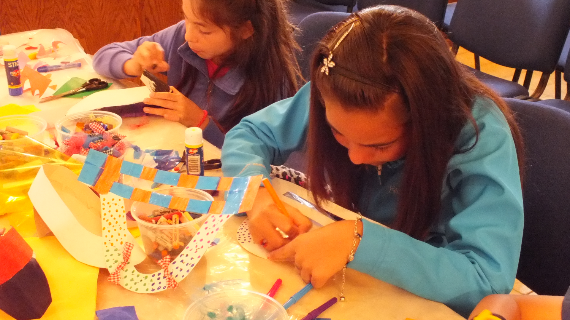 Niños y niñas han conocido el Castillo Wulff y disfrutado con taller de arte “A la Moda con un Sombrero” este verano