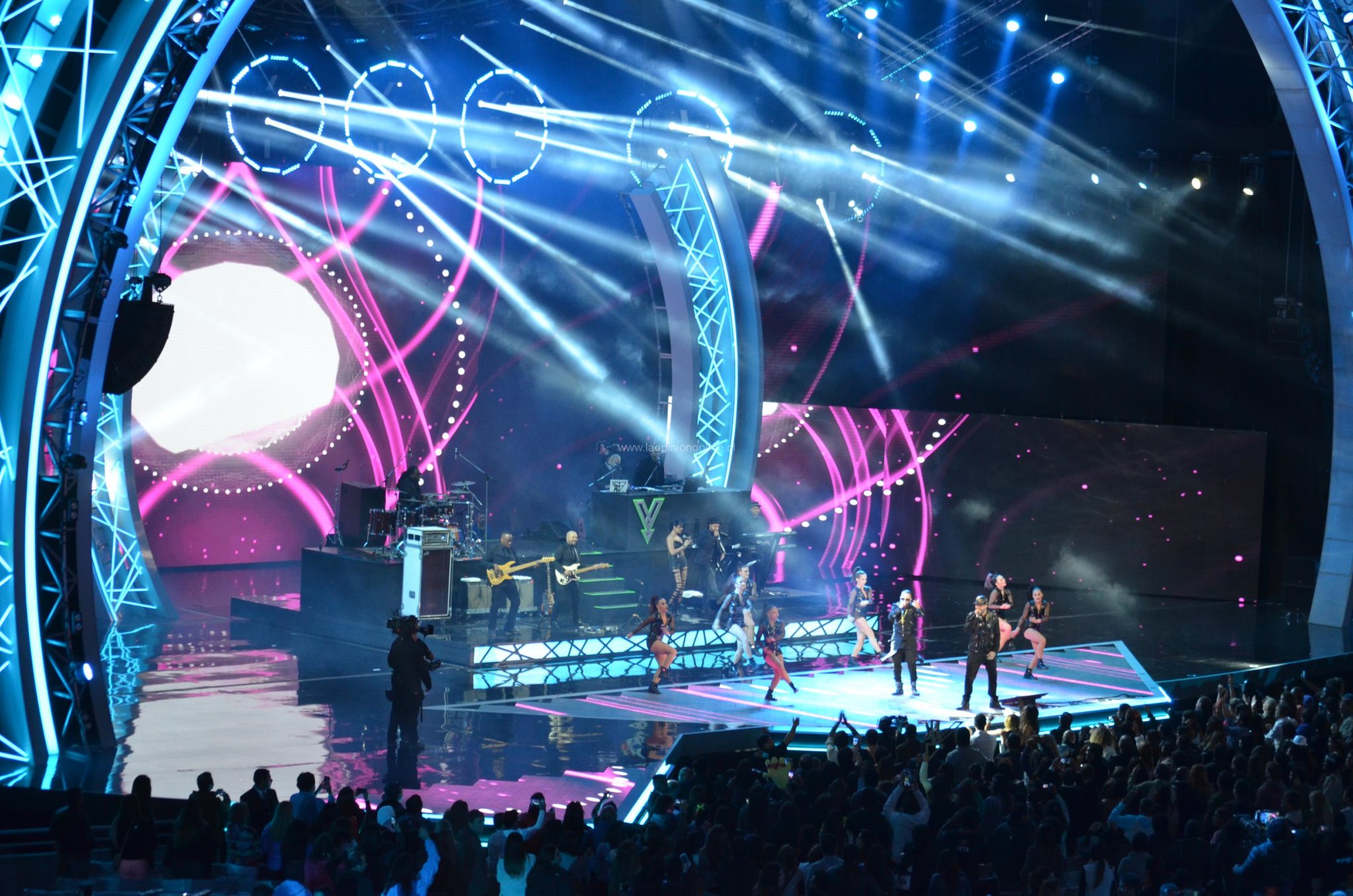 Exitosa primera noche del Festival de Viña 2015