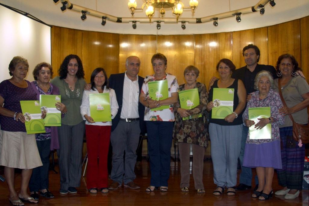 Municipio de Quilpué entrega computadores para organizaciones de mujeres