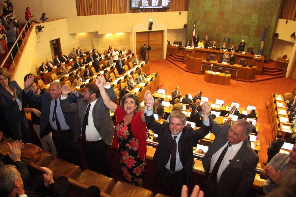 Cámara de Diputados aprobó proyecto que modifica ley de casinos y permite mantener recursos de salas de juegos municipales