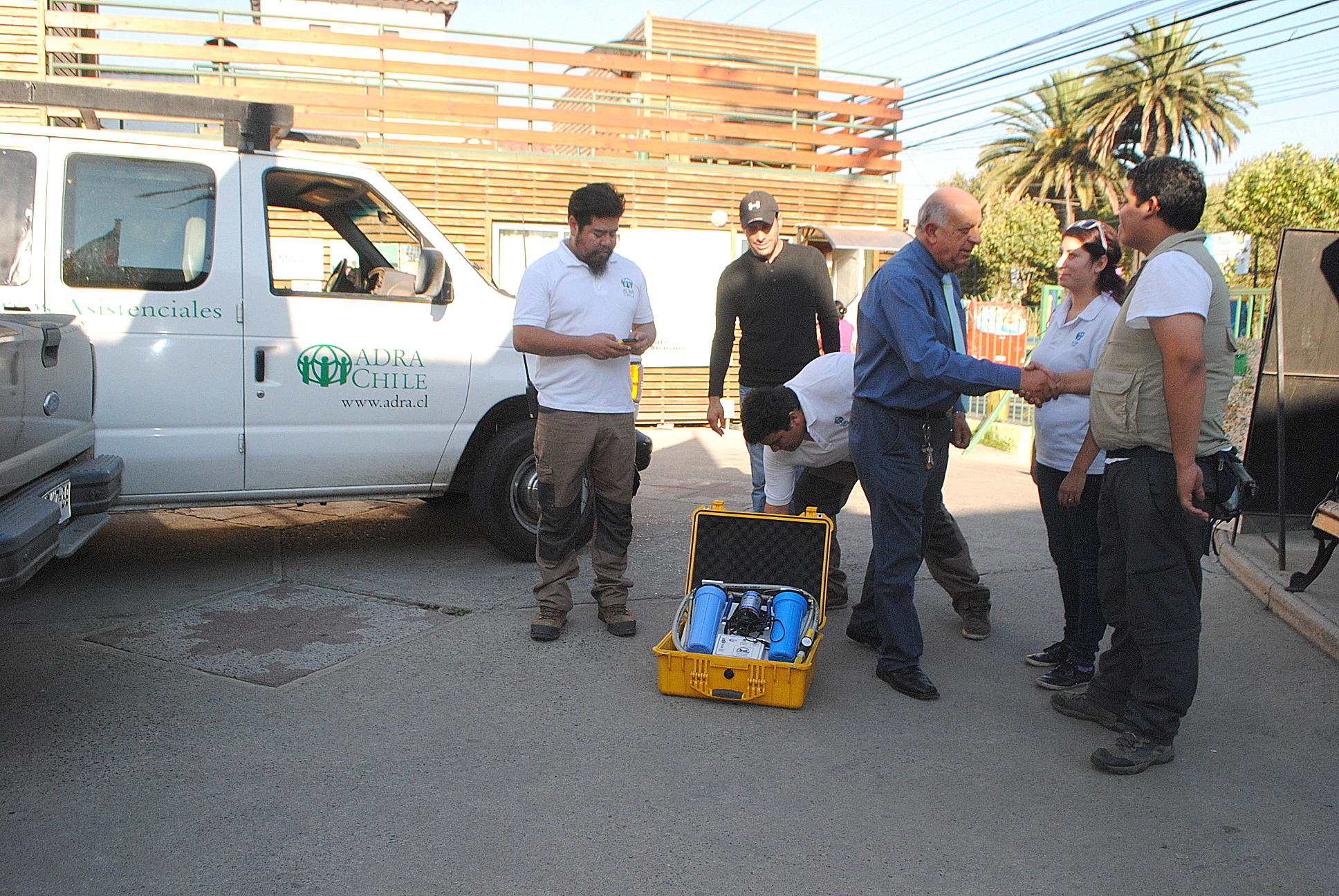 Voluntarios villaalemaninos llevan purificador de agua al norte
