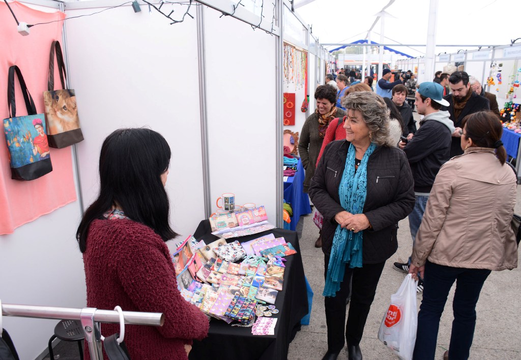 Atractivos productos ofrece Feria de Artesanías dedicada al día de la Madre en Viña del Mar