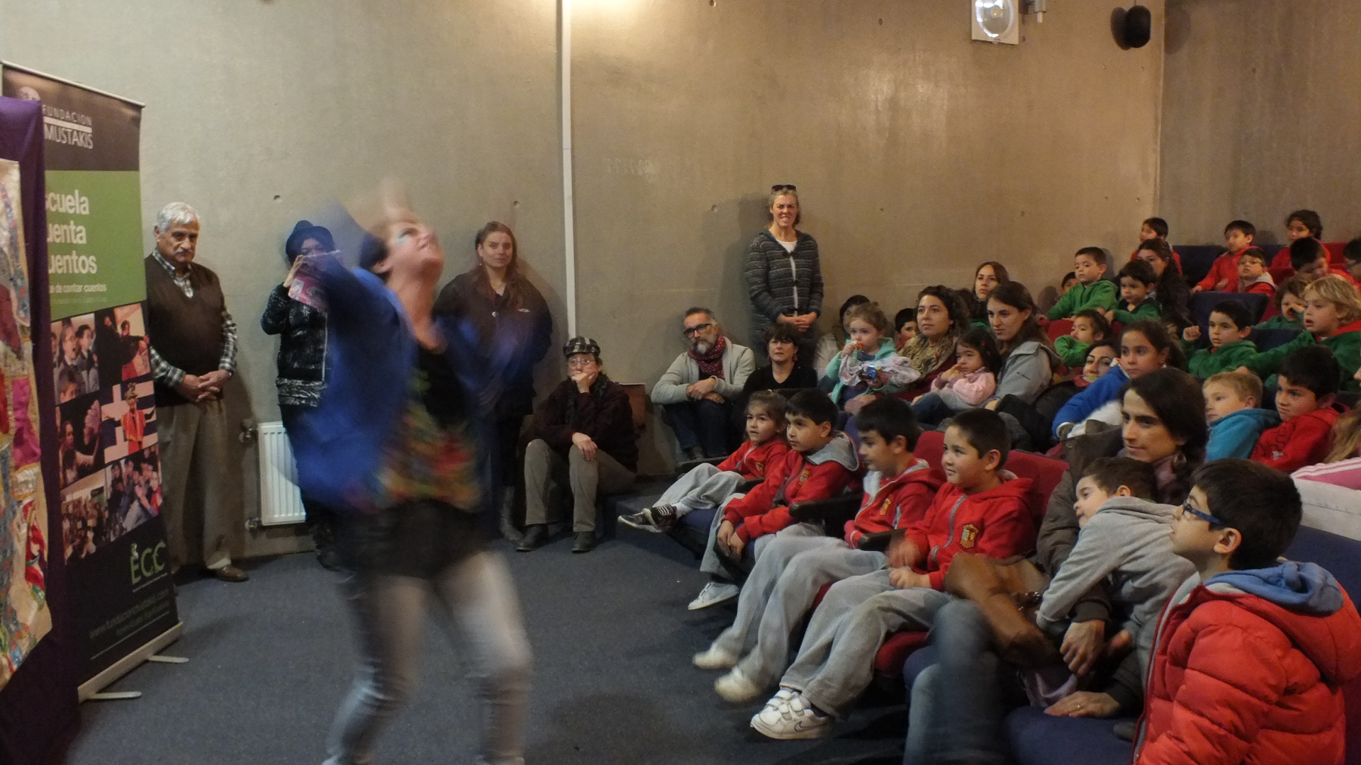 Niños y personas con capacidades diferentes asistieron a la presentación de la Escuela de Cuenta Cuentos de Viña del Mar