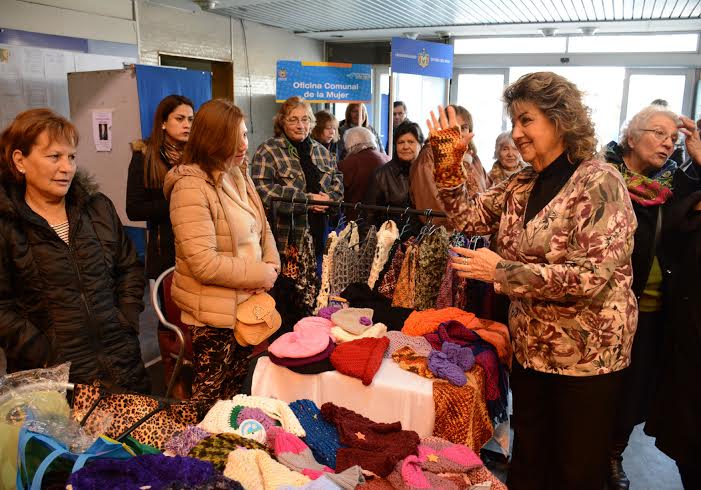 Vecinas viñamarinas exhiben novedosas creaciones en tejido