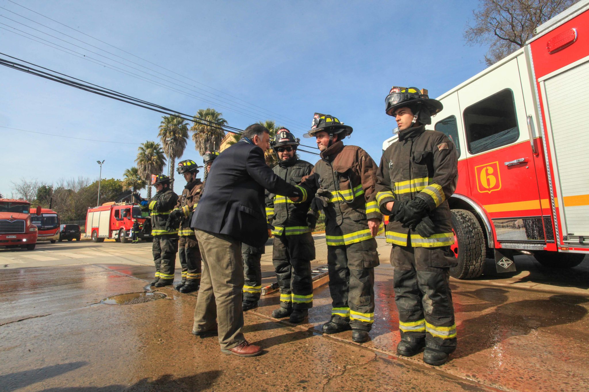 Bomberos de Concón irrumpió Concejo Municipal para rendir Homenaje en los 474 años de la Comuna