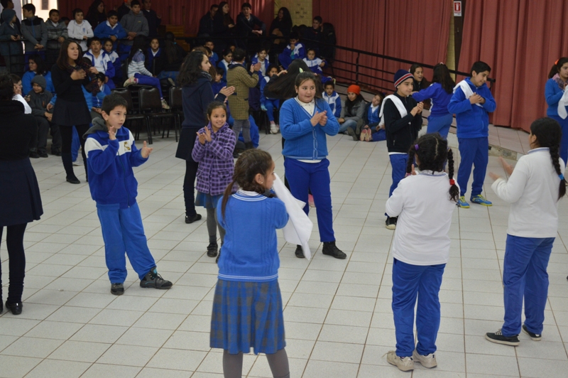 Alumnos de Escuelas de Olmué tuvieron clase magistral de cueca con bailarines del Ballet Folclórico Nacional BAFONA
