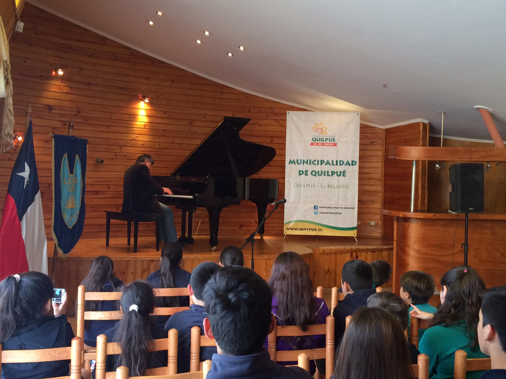Alumnos de Liceo Gastronómico de Belloto disfrutaron clase educativa con pianista Mario Alarcón