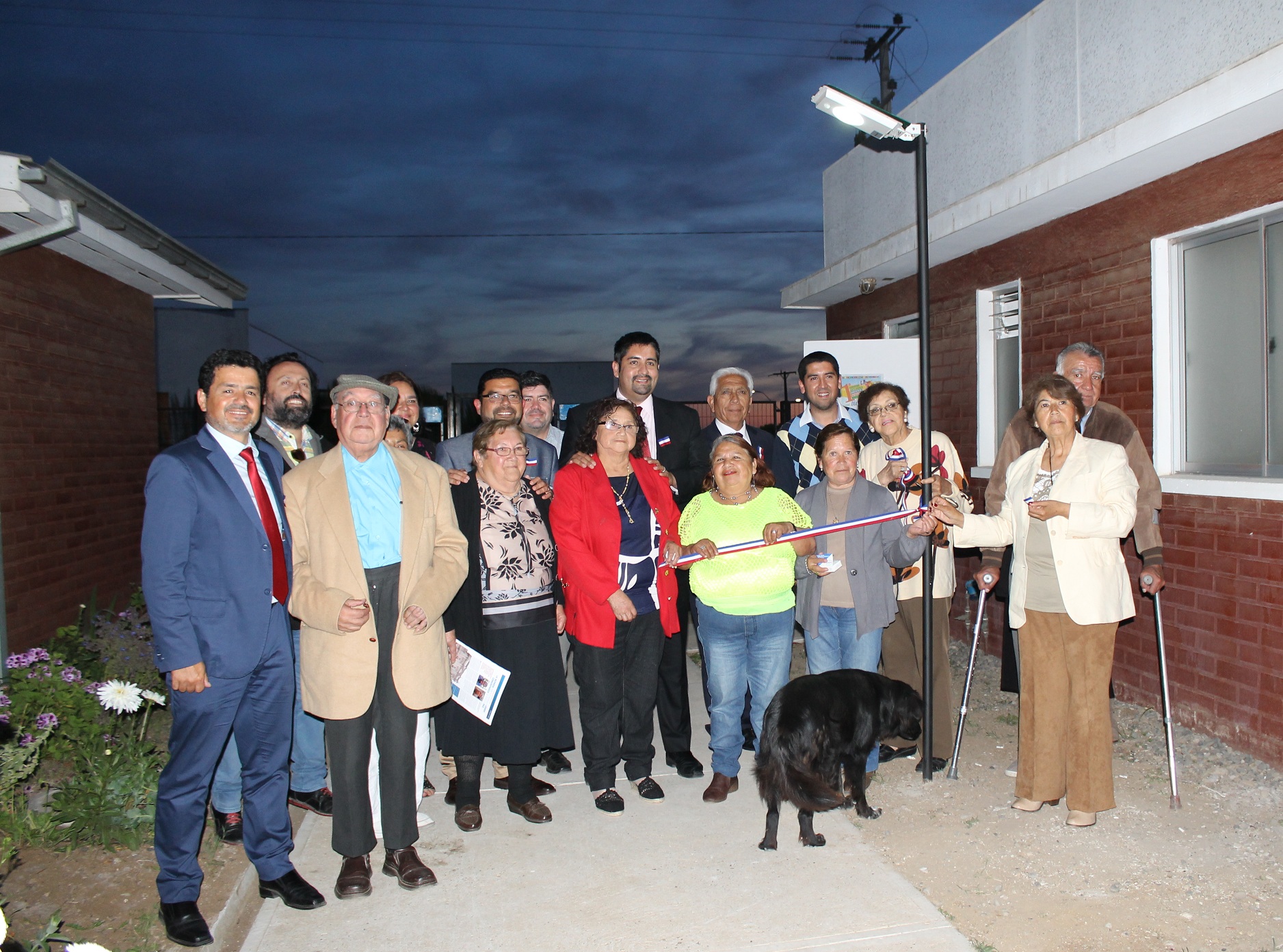 Adultos mayores de San Antonio se destacan por proyecto de luminarias fotovoltaicas para sus viviendas