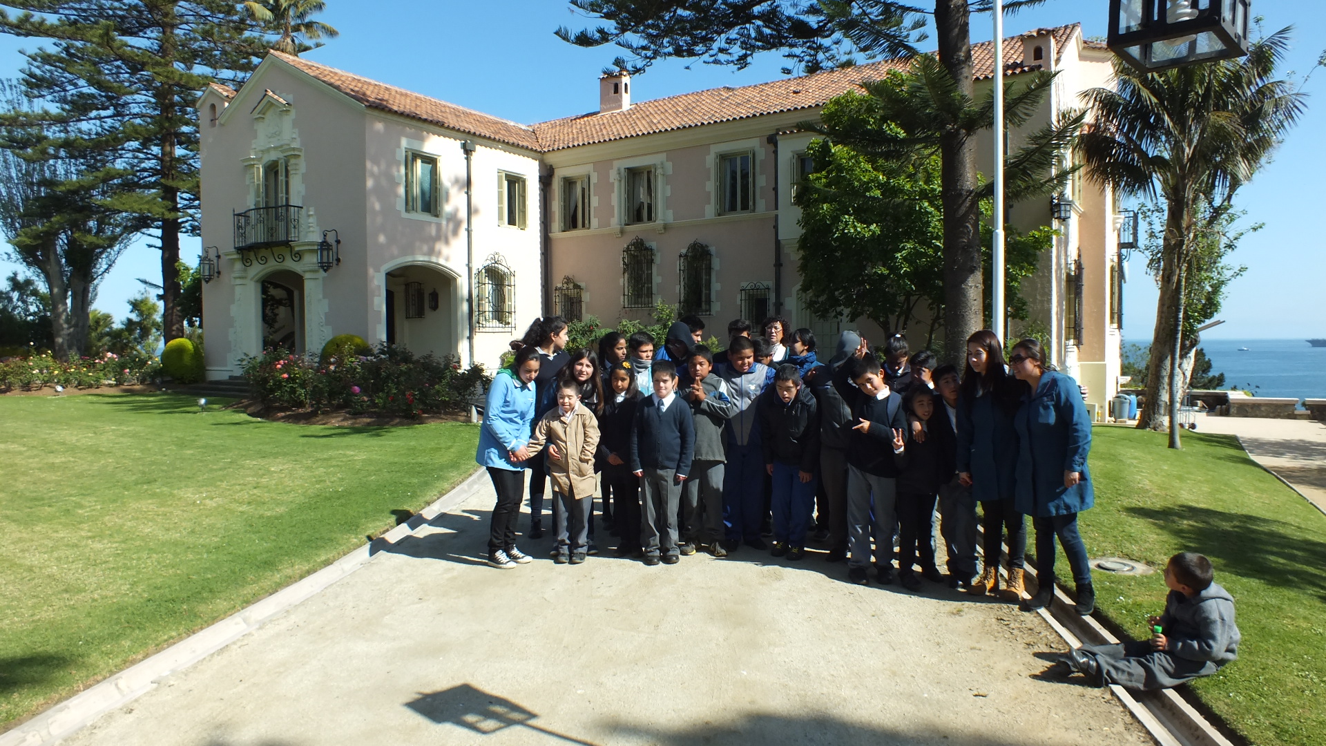 Estudiantes de Escuela Especial Rapa Nui de Viña del Mar visitaron jardines del Palacio Presidencial