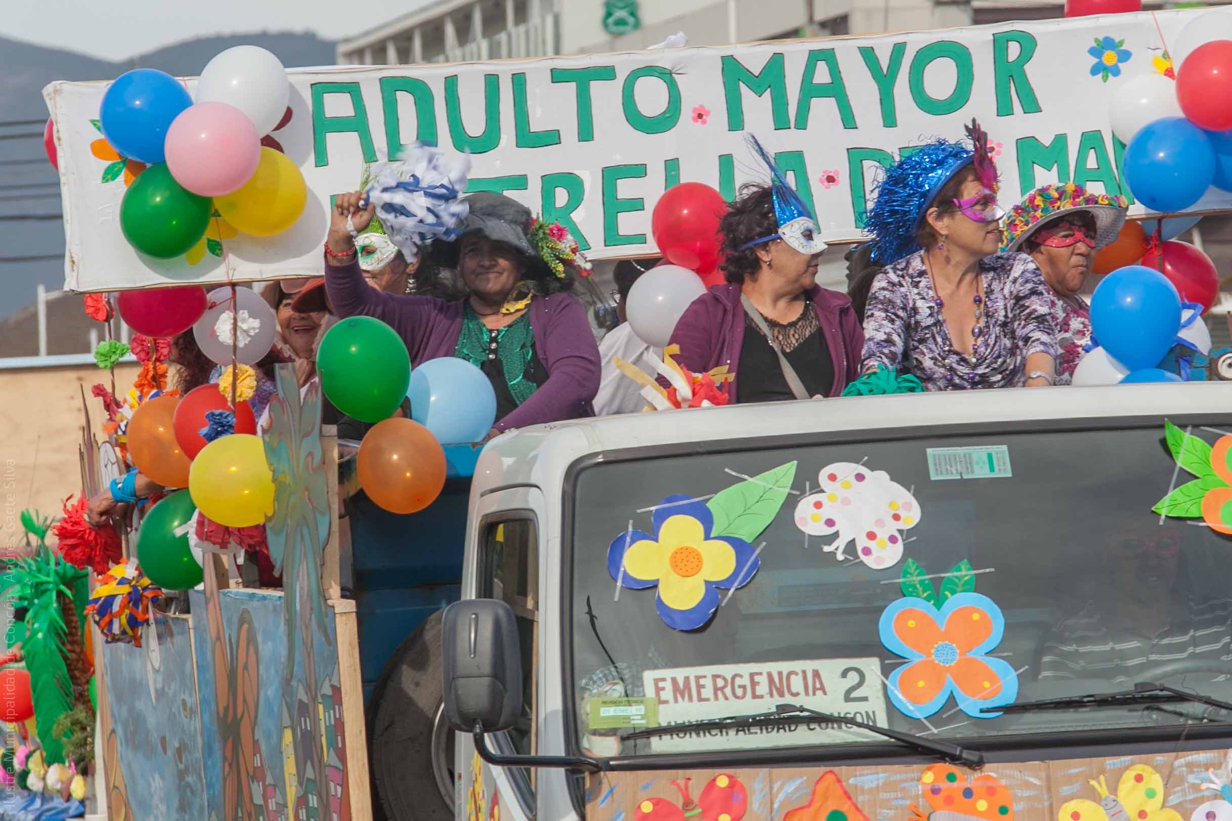 Con carros alegóricos y comparsas, Concón celebró la fiesta de la primavera.