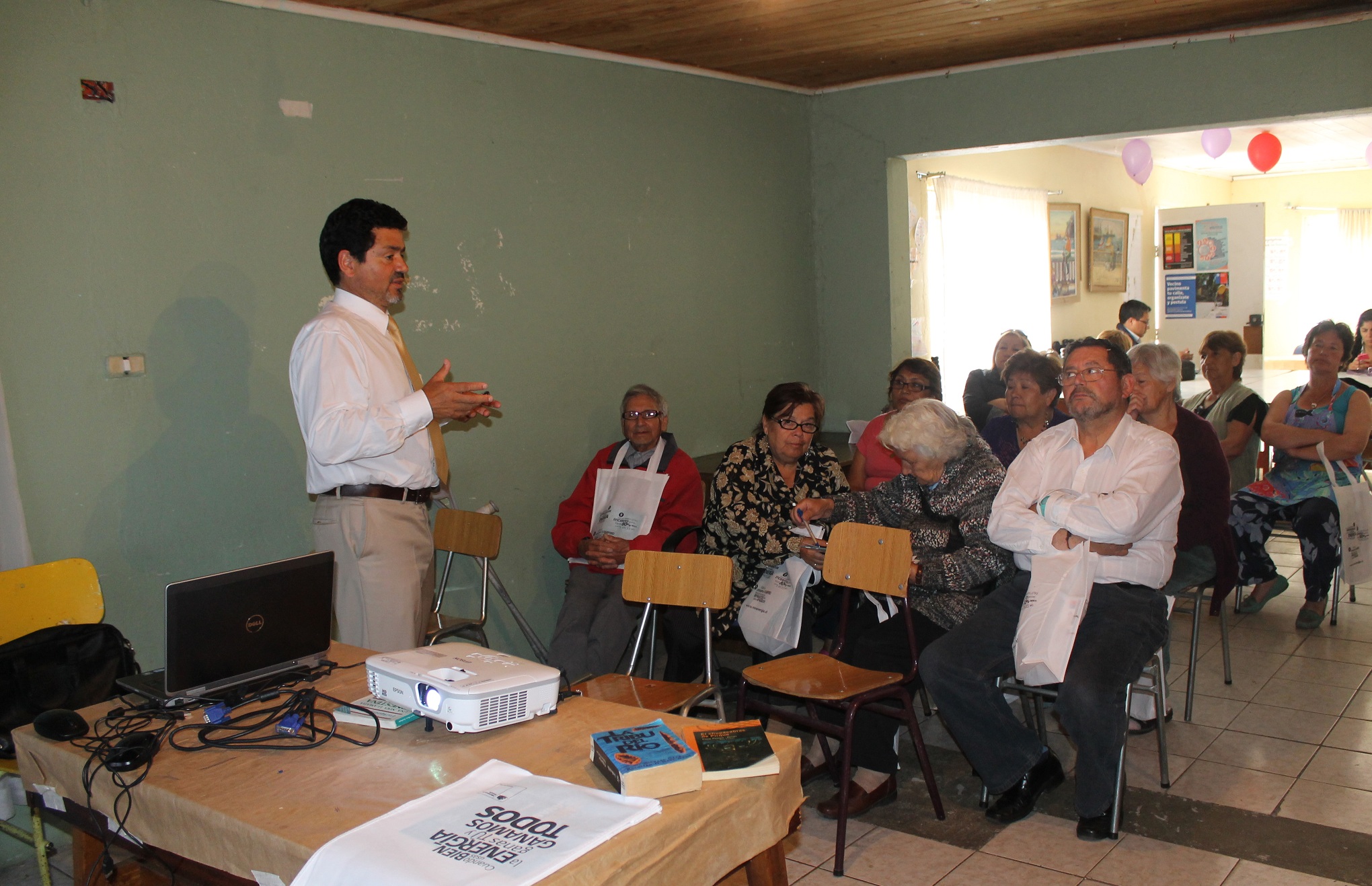 Seremi de Energía Jorge Olivares realizó jornada de ciudadanización de la Energía en San Antonio