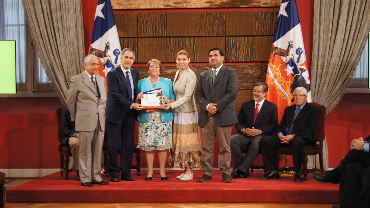 Senador Chahuán valora entrega a la Presidenta de “Manifiesto de las Regiones por la Descentralización”