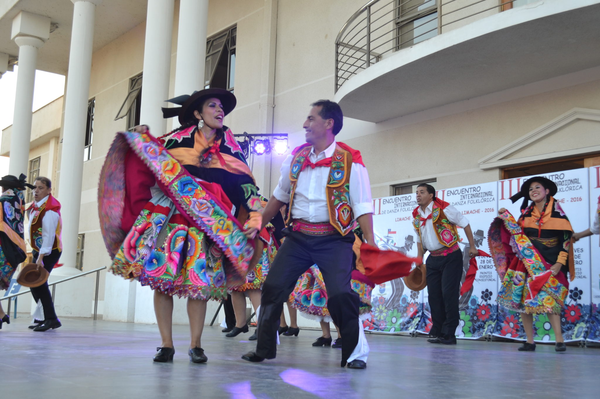 Vecinos de Limache se deleitaron en Tercer Encuentro Internacional de Danzas Folclóricas