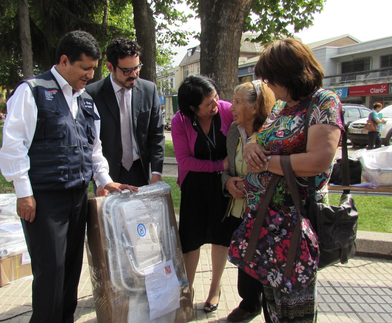 Adultos mayores de Quillota y La Calera recibieron ayudas técnicas para sus hogares