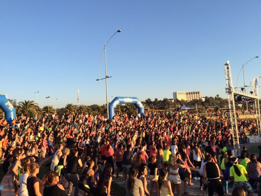 Un millar de personas participaron en “Zumba Nocturna” en la Playa del Deporte