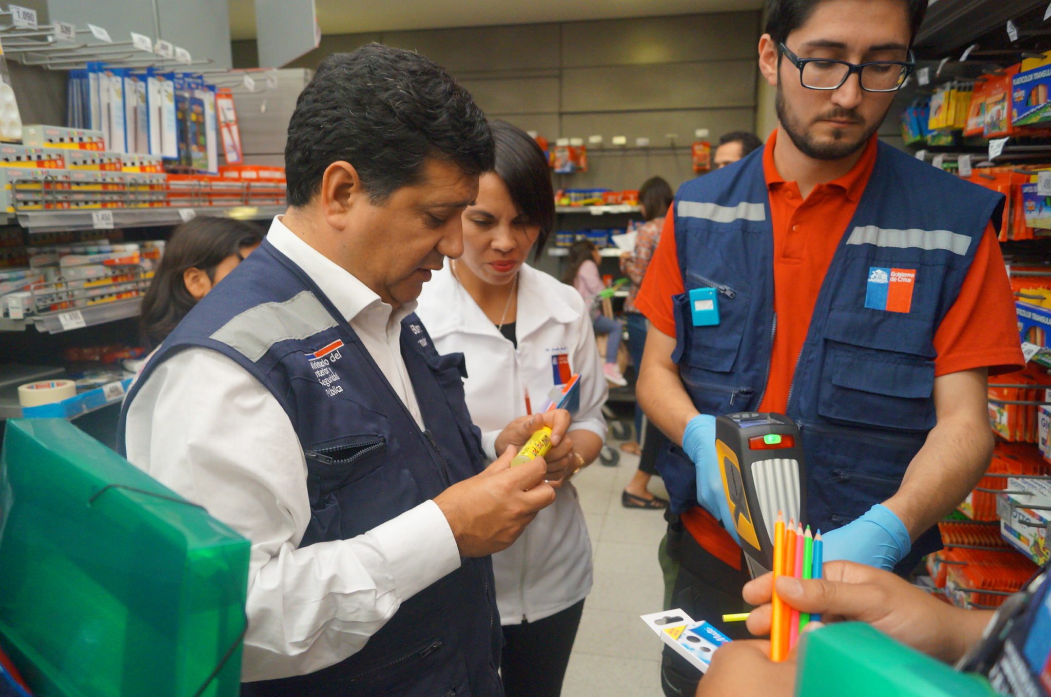 Seremi de Salud y Gobernador fiscalizaron venta de útiles escolares en la ciudad de La Calera