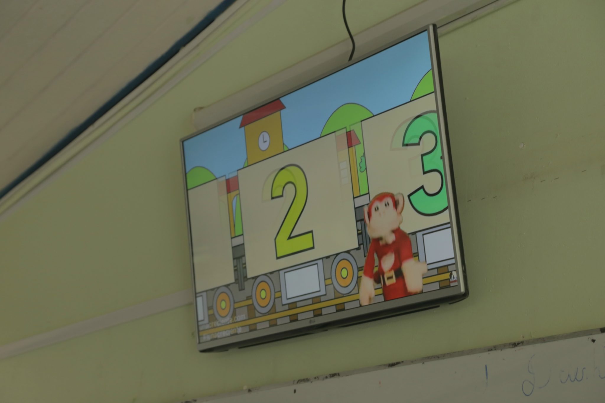 Alumnos de Quilpué cuentan con nuevas pantallas led para fortalecer su aprendizaje