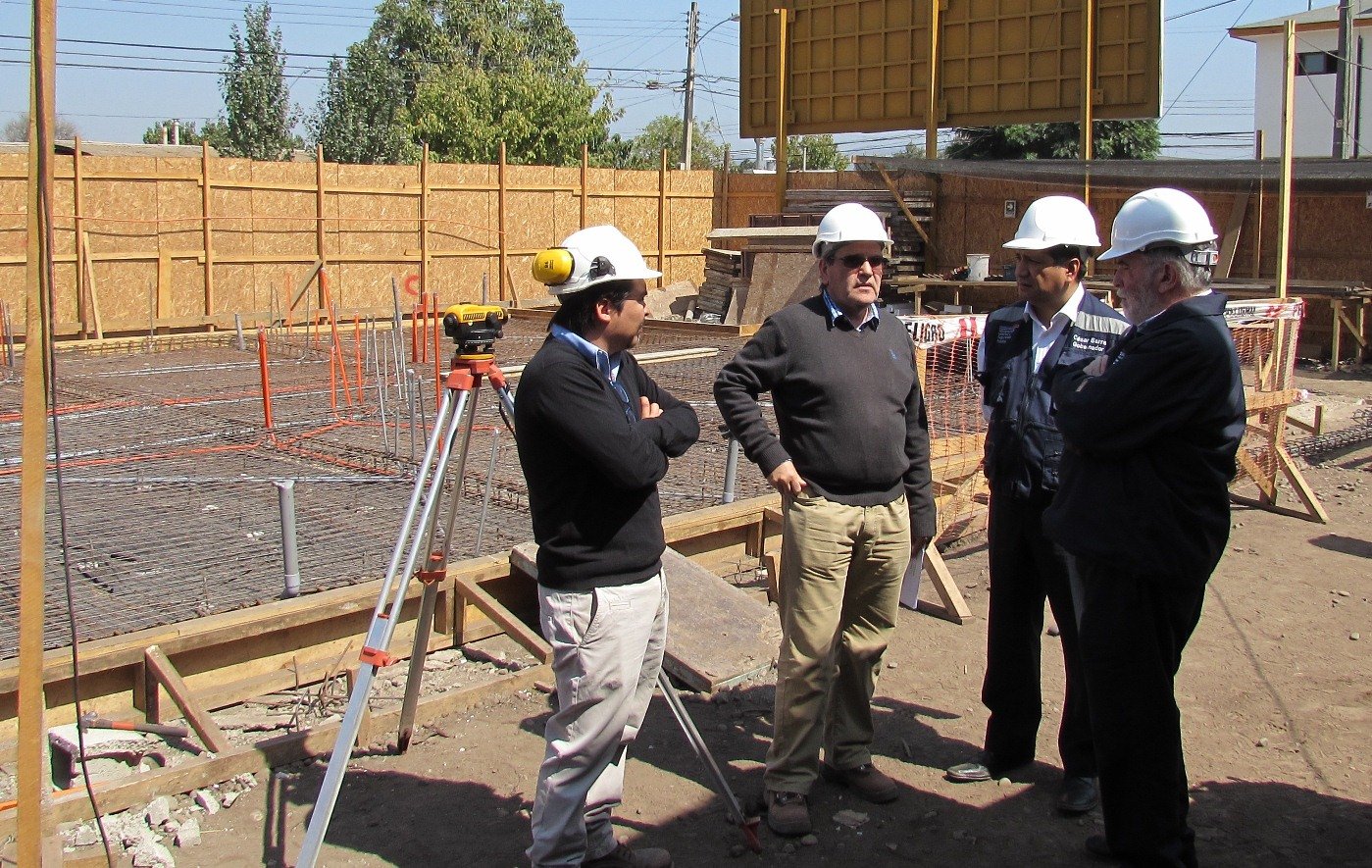 Director SSVQ y Gobernador constatan obras de nuevo Centro Comunitario Familiar de Ruta Norte en Quillota