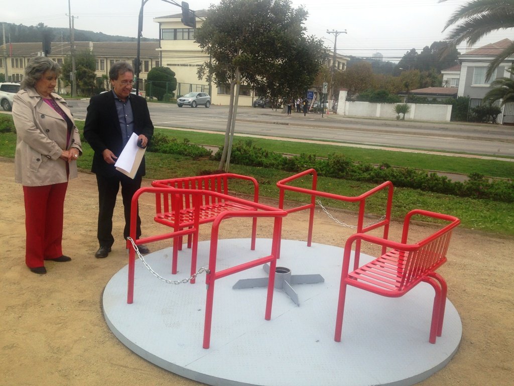 Instalan nuevos juegos inclusivos en el borde costero de Viña del Mar