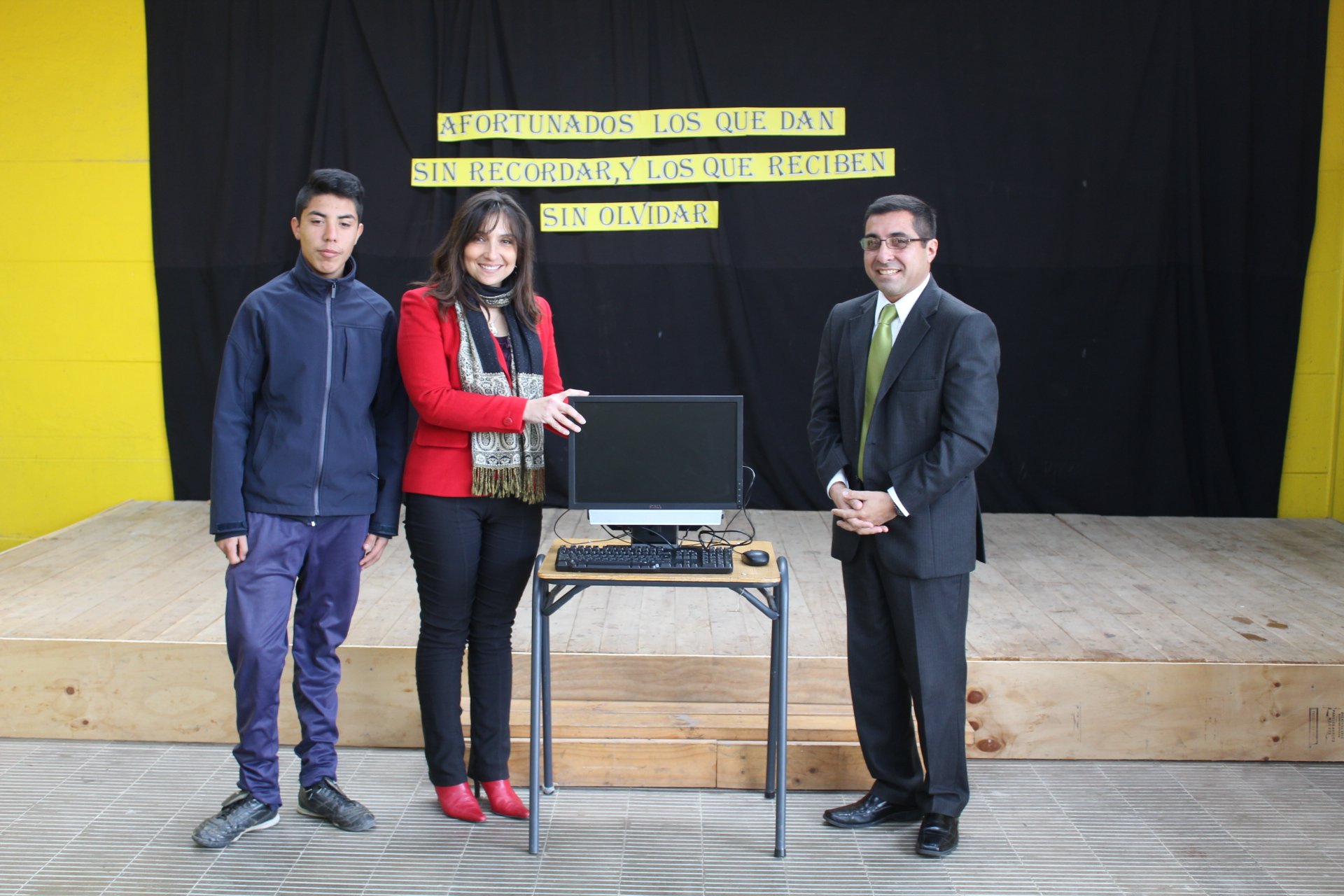 Niños de escuela especial de Villa Alemana reciben nuevos computadores