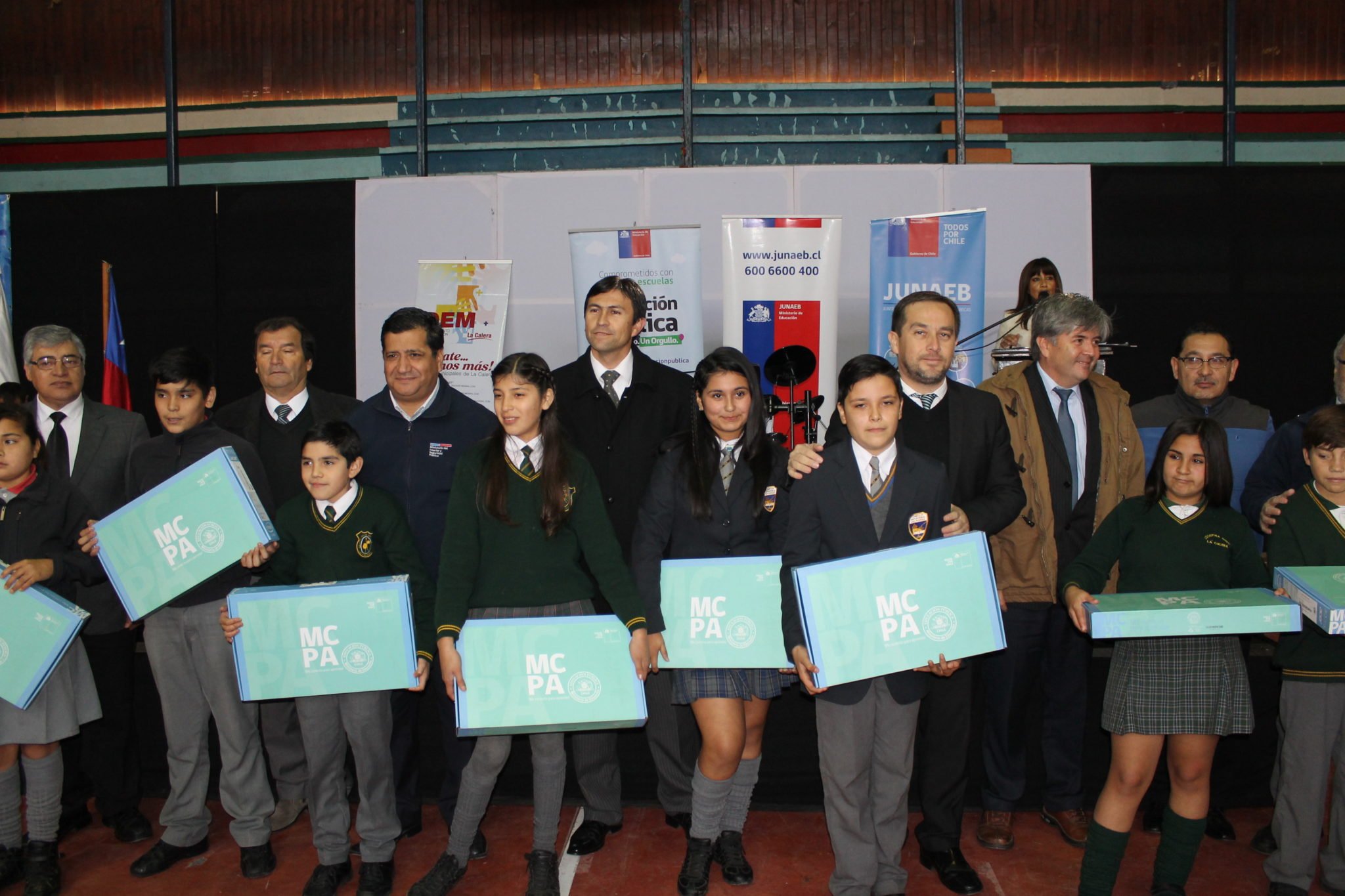 178 Alumnos de séptimo básico de escuelas municipales de La Calera recibieron notebooks gracias al programa Me Conecto Para Aprender