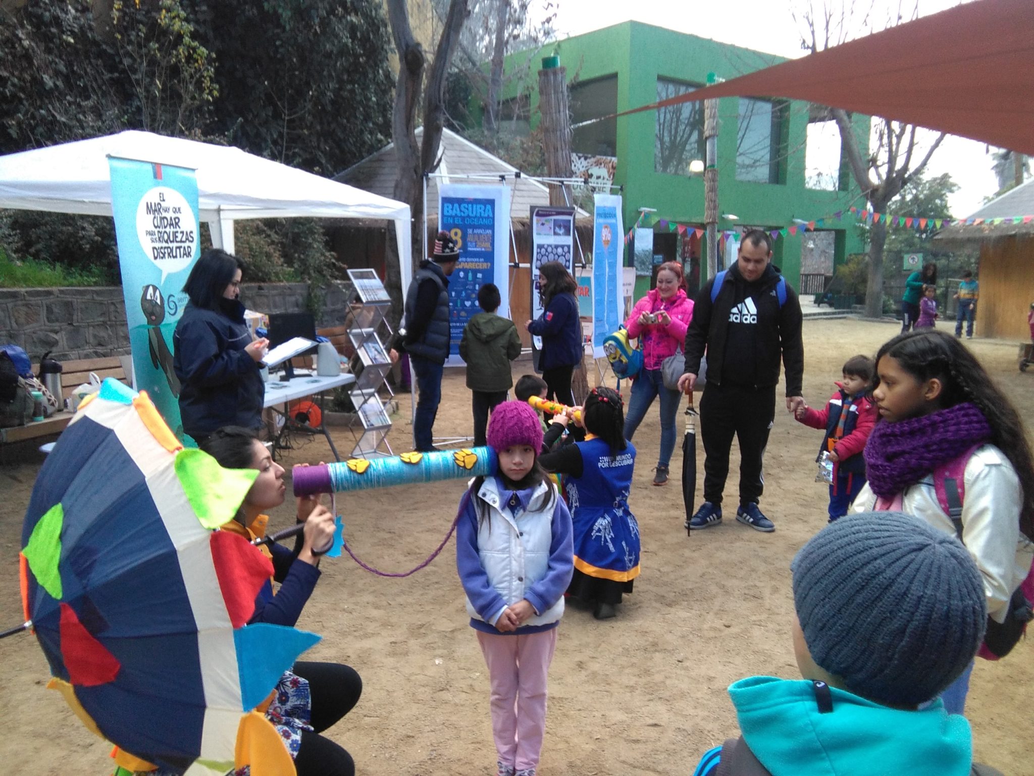 Susurradores y Cuentacuentos de Sernapesca enseñan cuidado de recursos marinos en Zoológico de Santiago