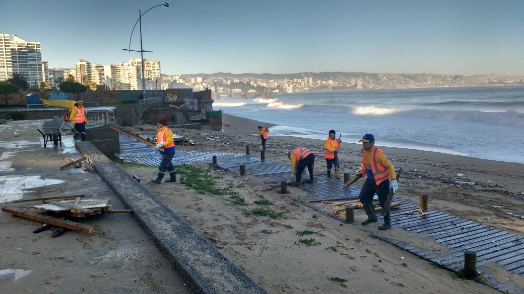 Municipio de Viña del Mar evalúa daños por marejadas en el borde costero