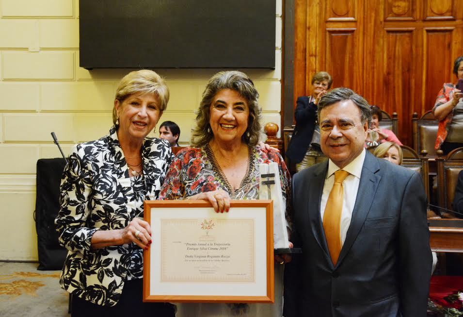 Alcaldesa Virginia Reginato recibió premio a la trayectoria “Enrique Silva Cimma 2016”