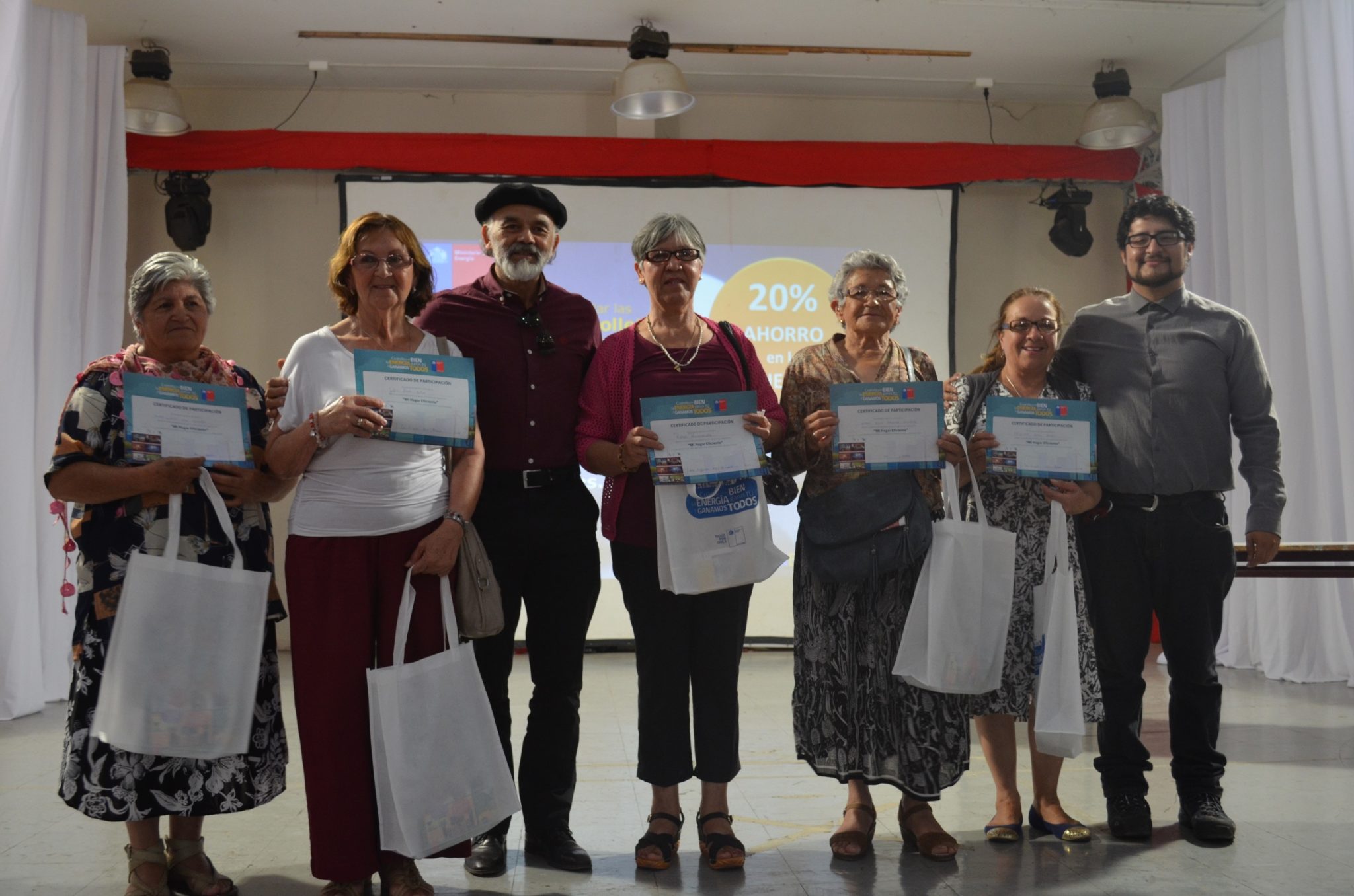 Con más de 200 ampolletas eficientes fueron beneficiados vecinos de La Ligua