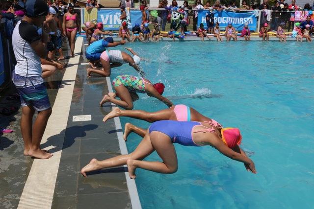 1400 viñamarinos han sido beneficiados con cursos de natación durante este verano