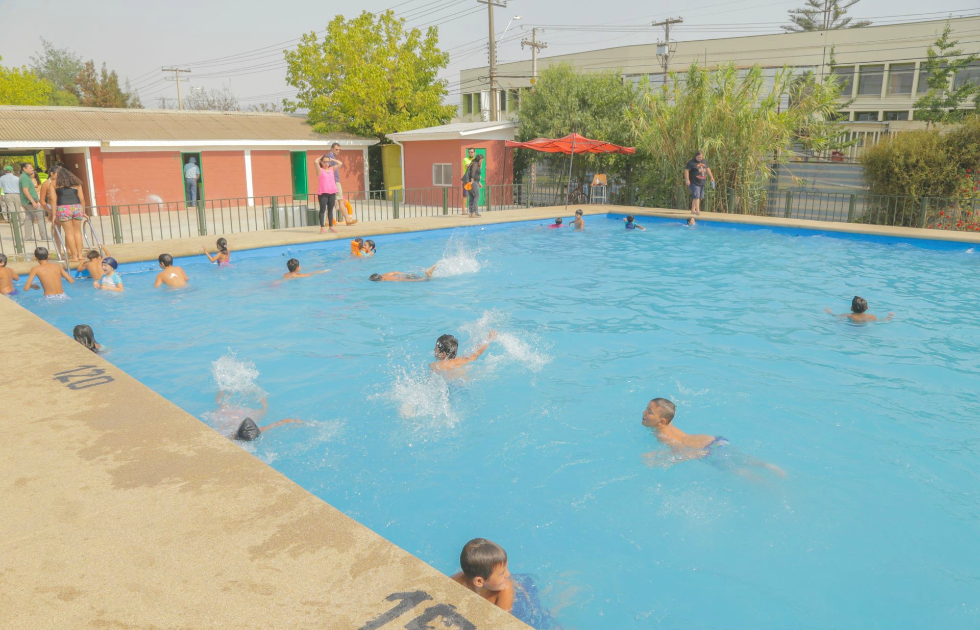 Más de 600 quilpueínos se certificaron en cursos de natación gratuitos