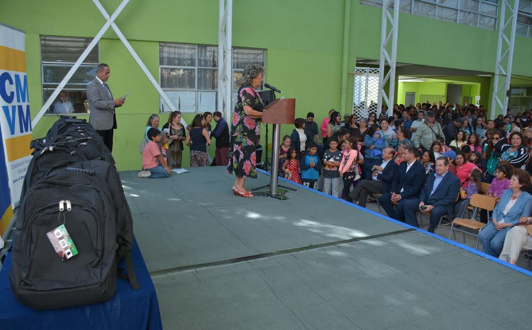 Entregan útiles a más de 2 mil estudiantes en Viña del Mar