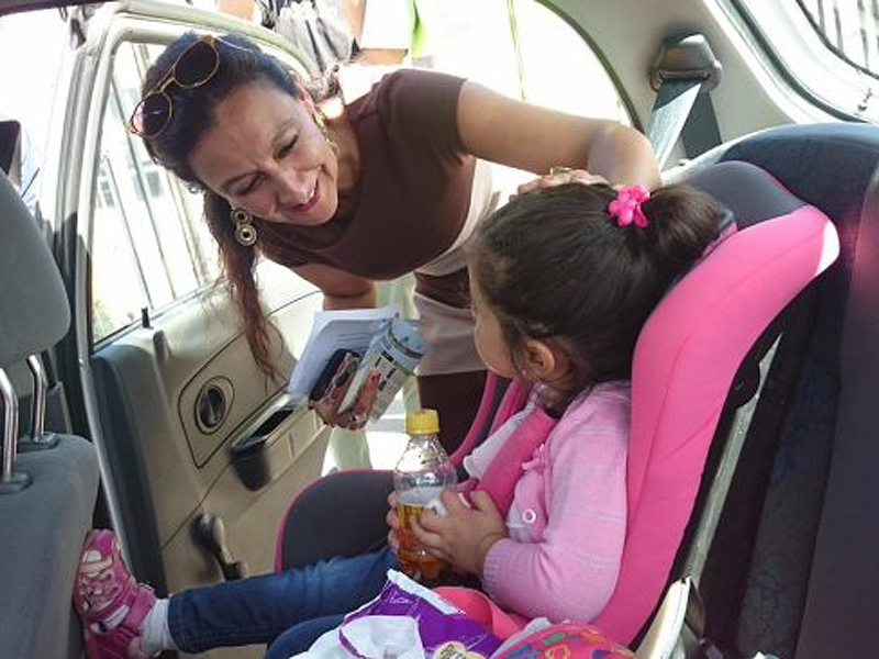 Experto entrega recomendaciones para cumplir con normativa de transporte de niños en autos